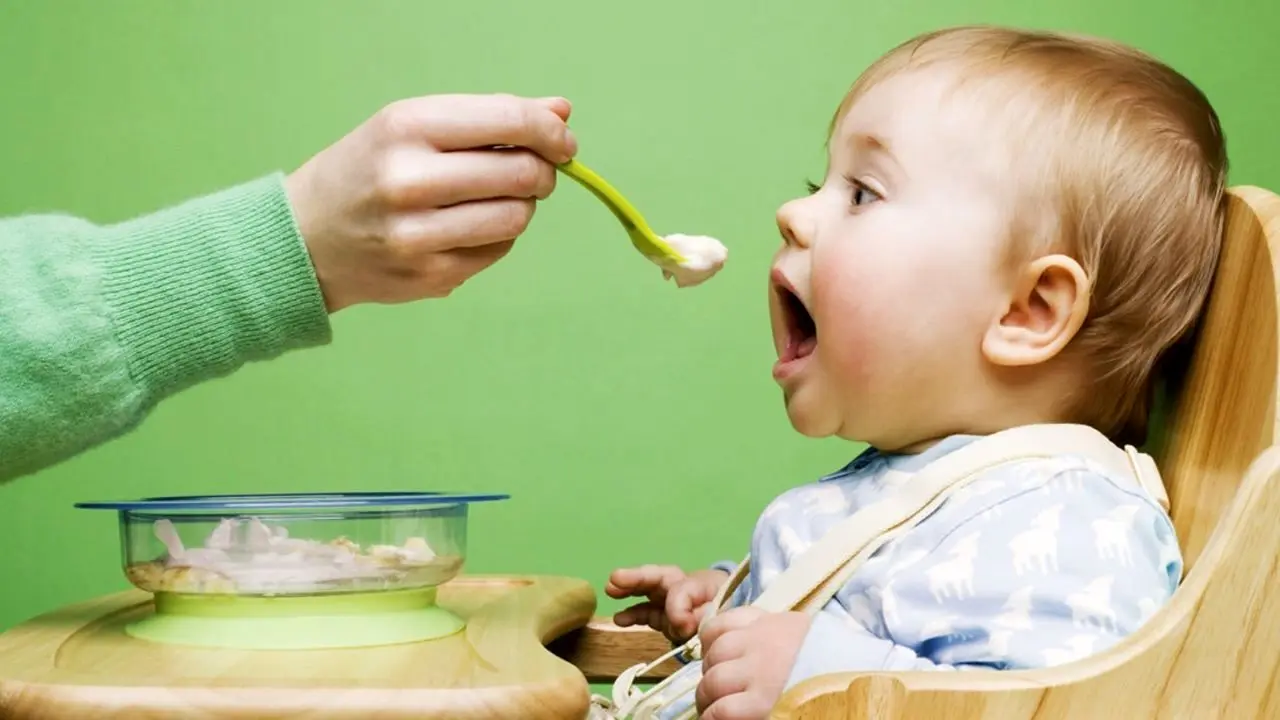 غذای کمکی به کودکان را باید از چه زمانی شروع کرد؟