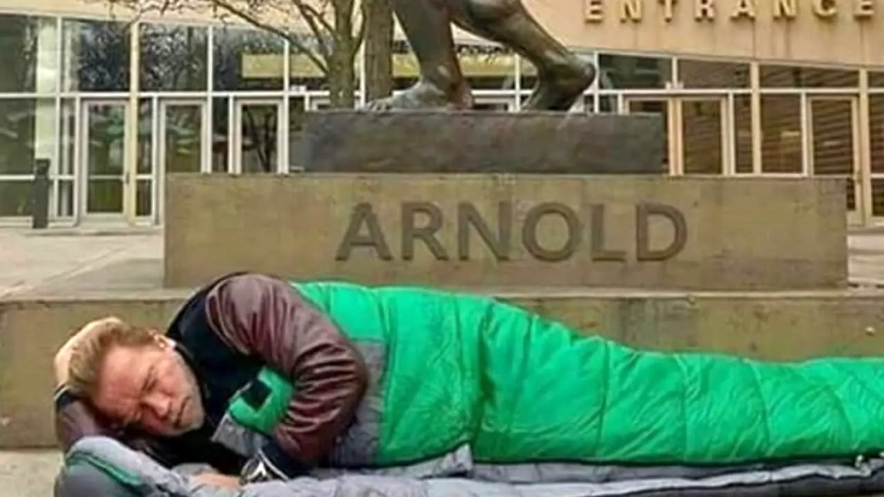 آرنولد شوارتزنگر در خیابان کنار مجسمه خود خوابید