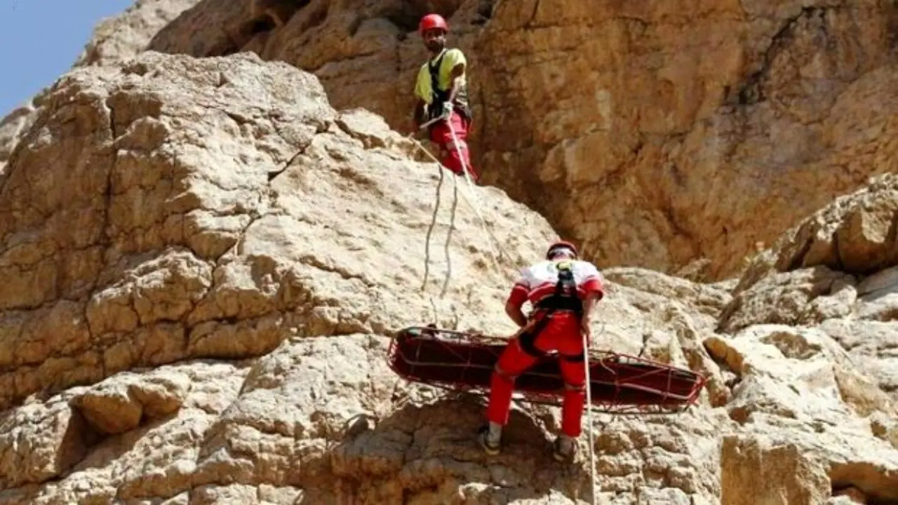 13 نفر از گردشگران و کوهنوردان در ارتفاعات اصفهان نجات یافتند
