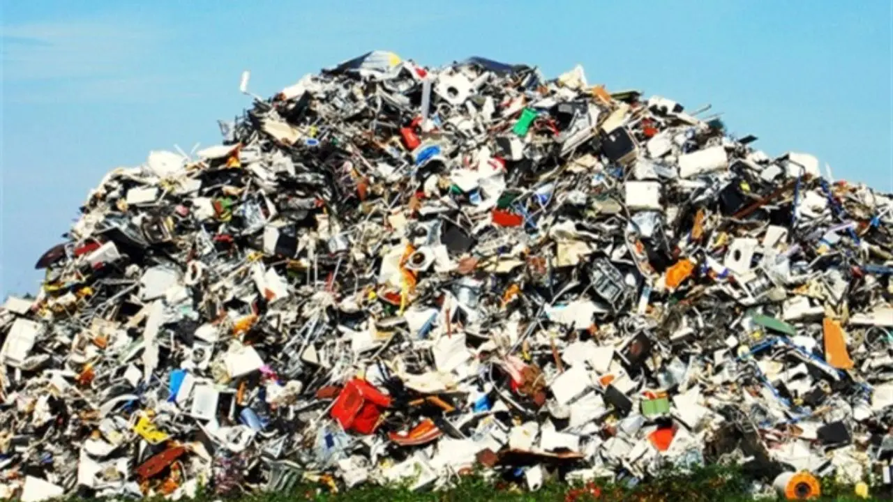 ارتفاع زباله‌ها در آرادکوه به 60 متر رسید/ بوی نامطبوع این محل گردشگران خارجی را فراری می‌دهد