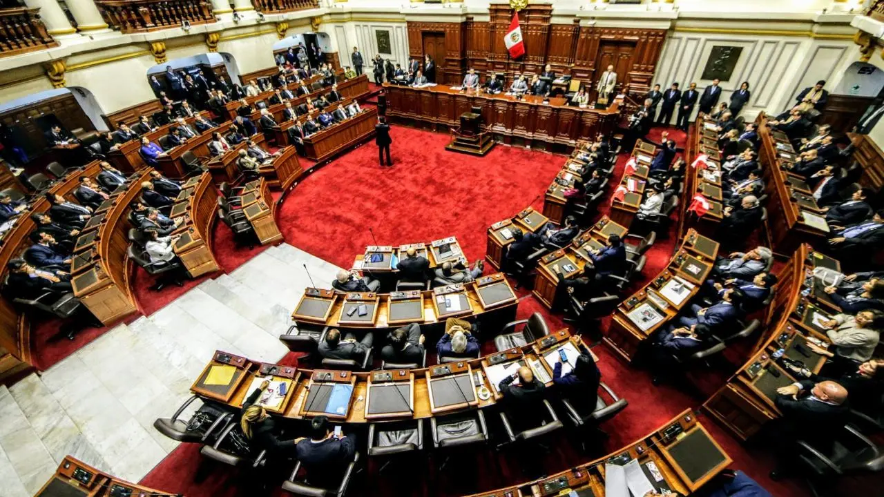 پارلمان پرو تعلیق شد