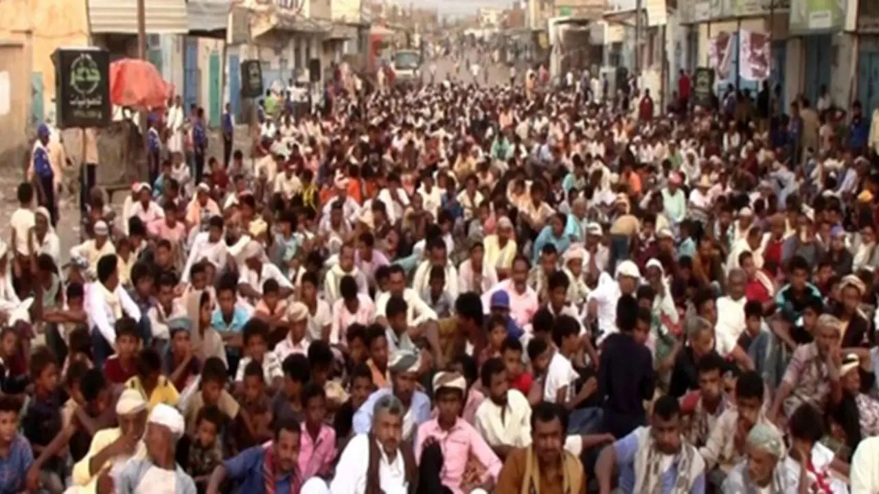 یمنی‌ها در تجلیل از عملیات «نصر» در جنوب عربستان، راهپیمایی می‌کنند