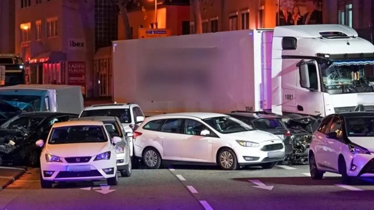 آلمان برخورد یک کامیون با چند خودرو در «لیمبورگ» را «تروریستی» دانست + ویدئو