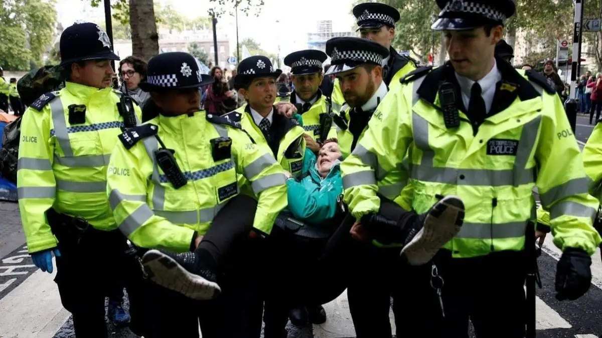 انگلیس صدها پلیس را برای برخورد با فعالان محیط زیست فراخواند