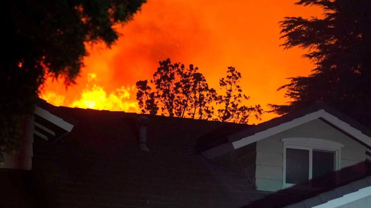 آتش‌سوزی گسترده و فرار مردم از کالیفرنیا + ویدئو