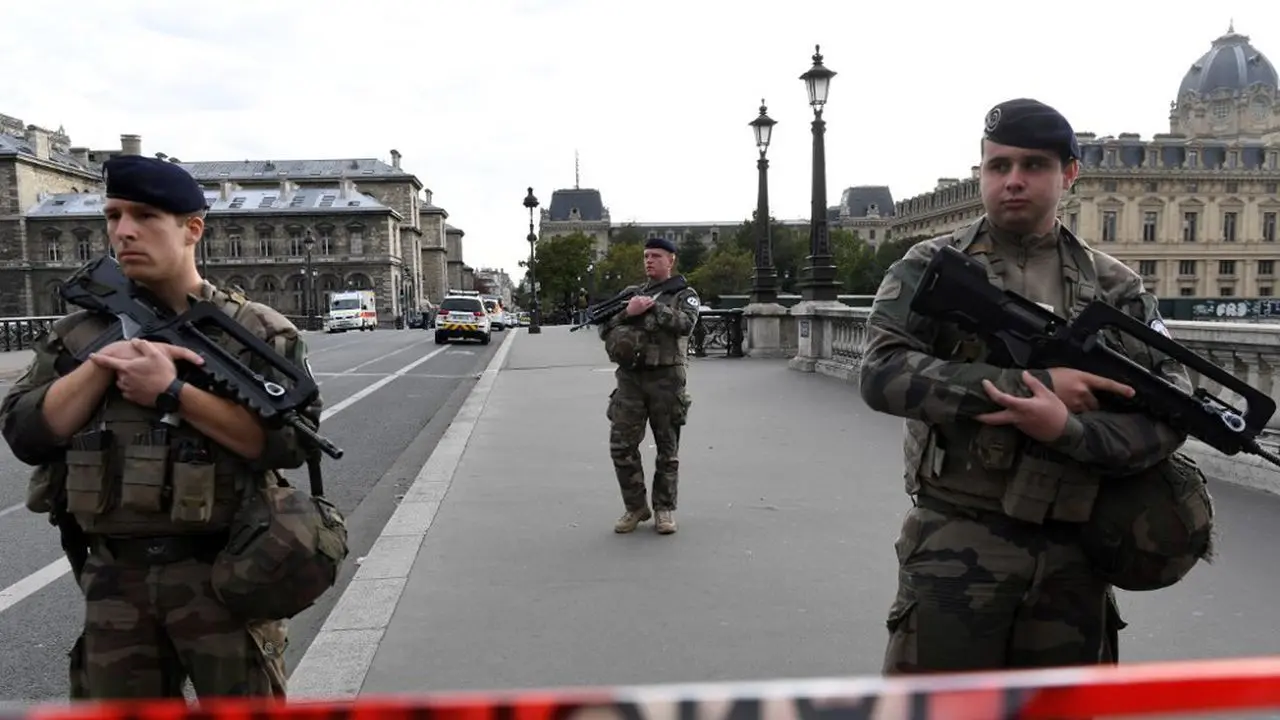 احتمال تروریستی بودن حادثه حمله به پلیس فرانسه افزایش یافت