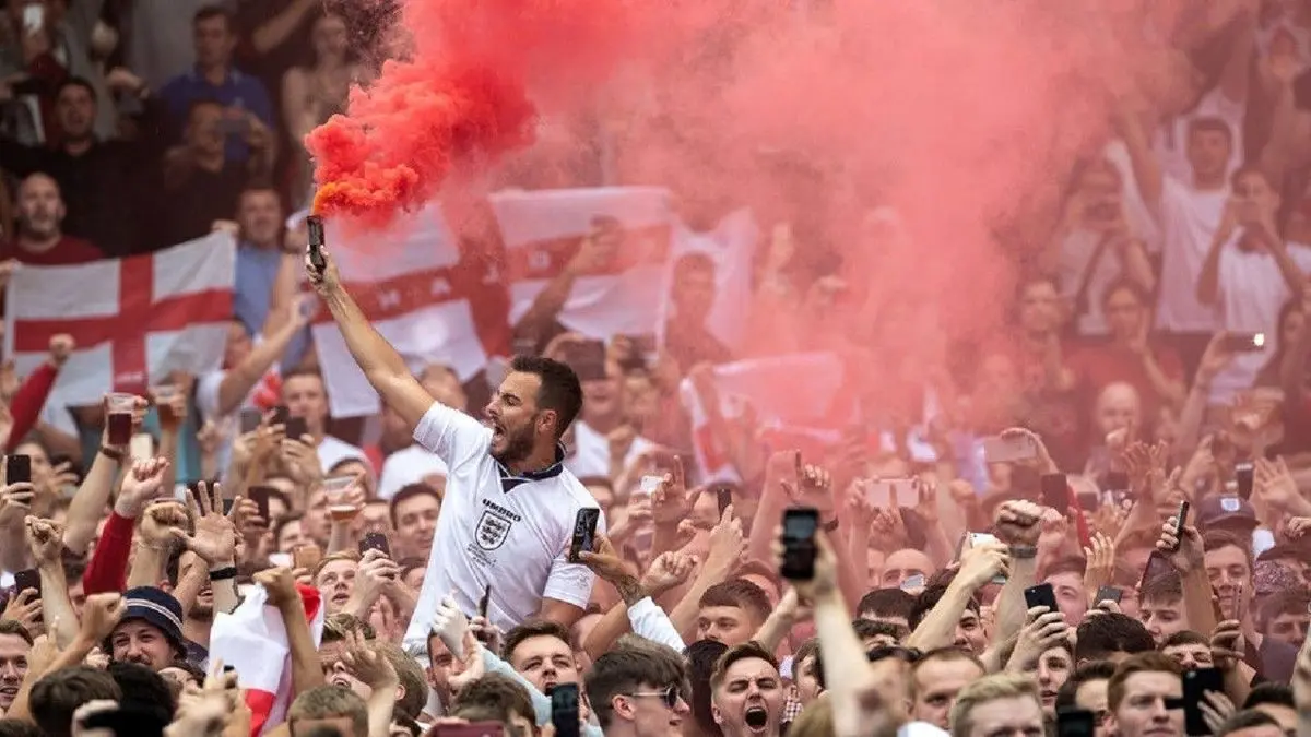 دردسرهای پذیرایی از هواداران تیم ملی فوتبال انگلیس در پراگ/ آماده‌باش پلیس ضدشورش جمهوری چک برای مقابله با هولیگان‌های انگلیسی