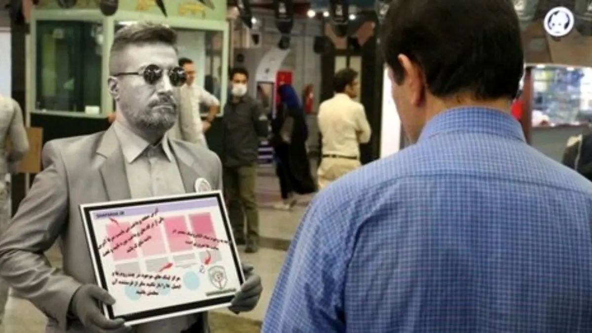 مردان نقره‌ای در متروی تهران مردم را آموزش می‌دهند