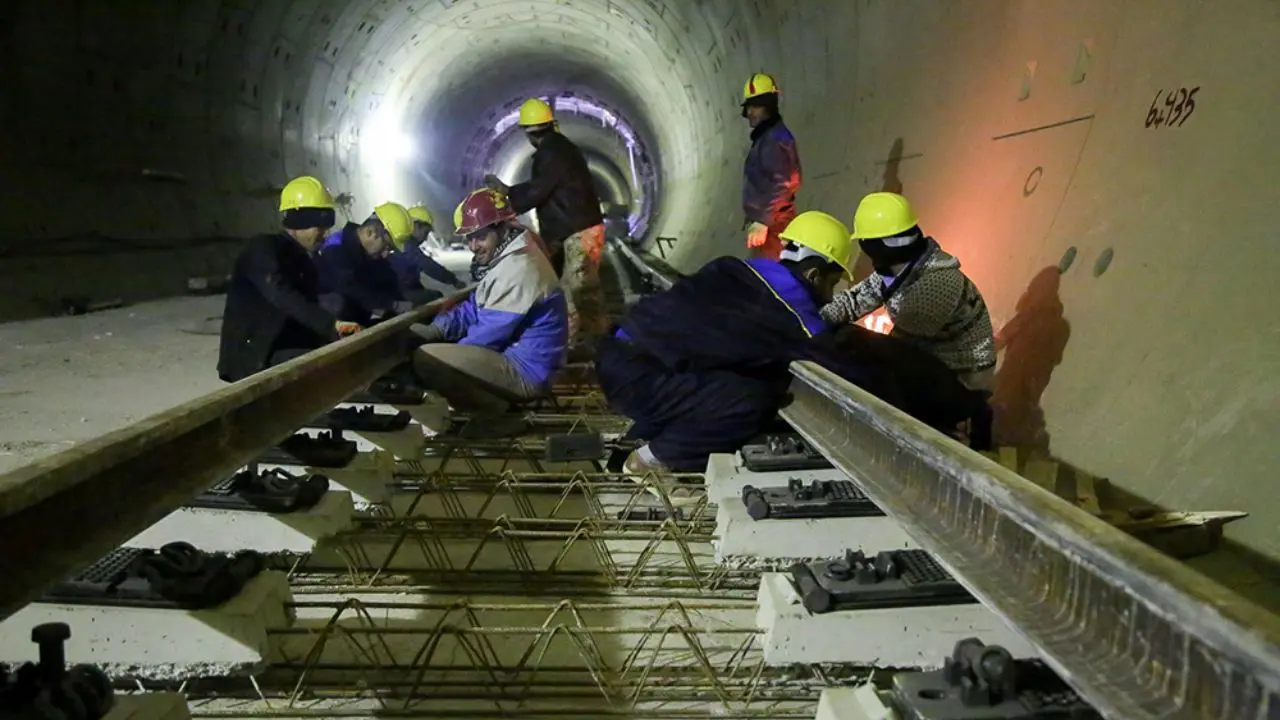 بخشی از حقوق معوقه کارگران خط 6 متروی تهران تا پایان مهرماه پرداخت می‌شود.