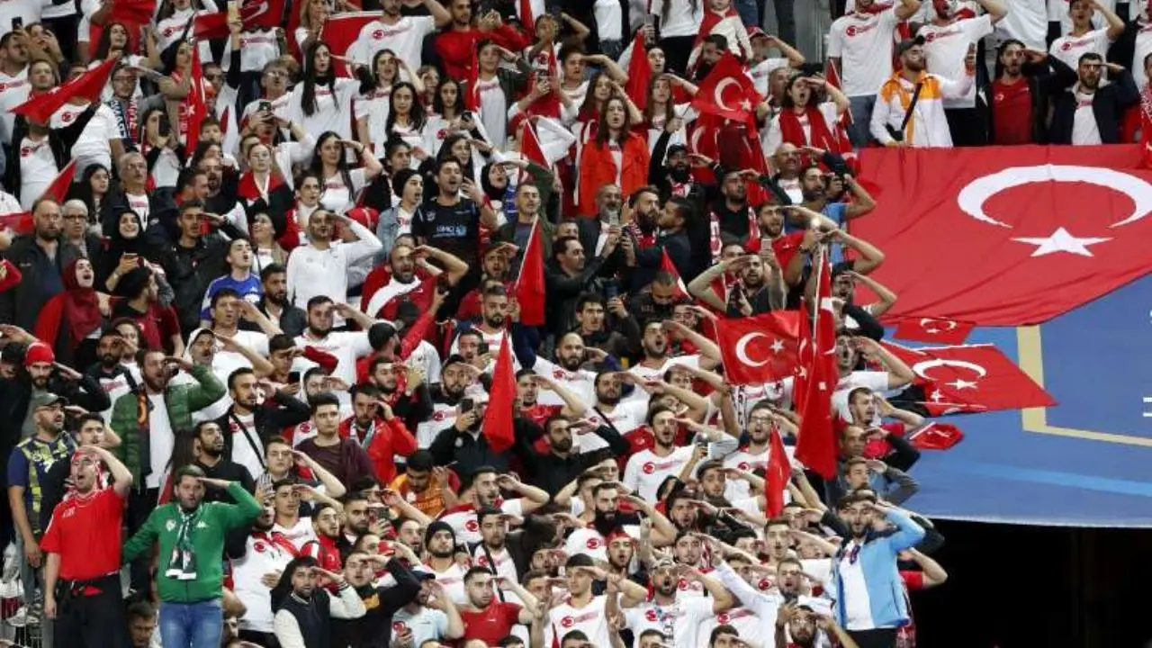 شب شرم‌/ فاشیسم و نژادپرستی در ورزشگاه‌های فوتبال اروپا ادامه دارد