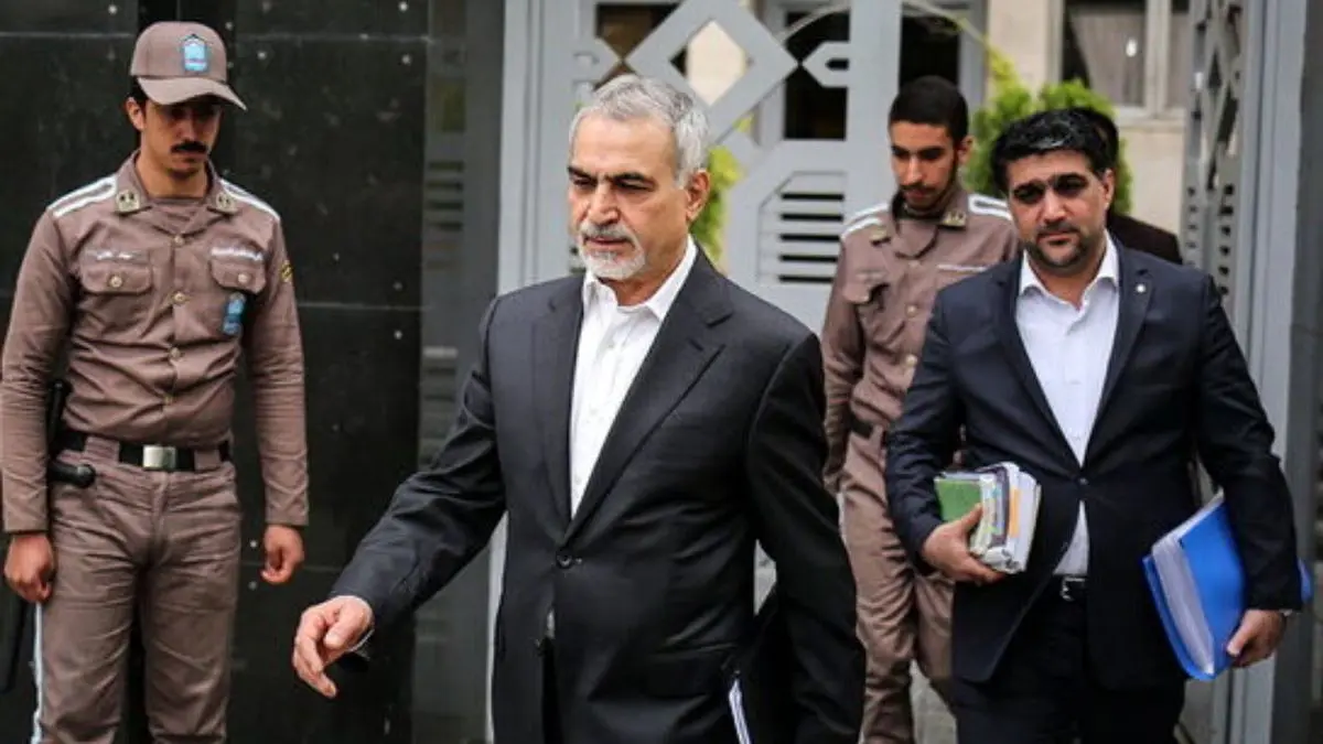 حسین فریدون در زندان حاضر است