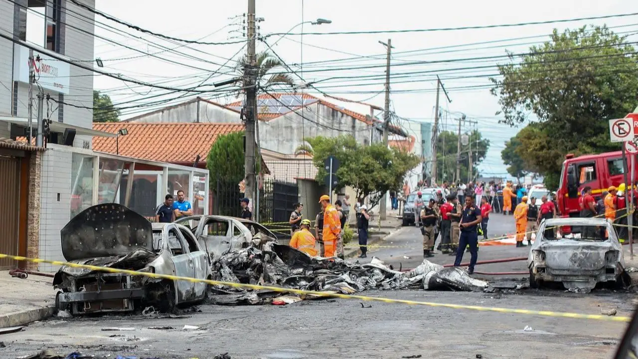 سقوط مرگبار هواپیما روی خودروهای پارک‌شده در برزیل + ویدئو