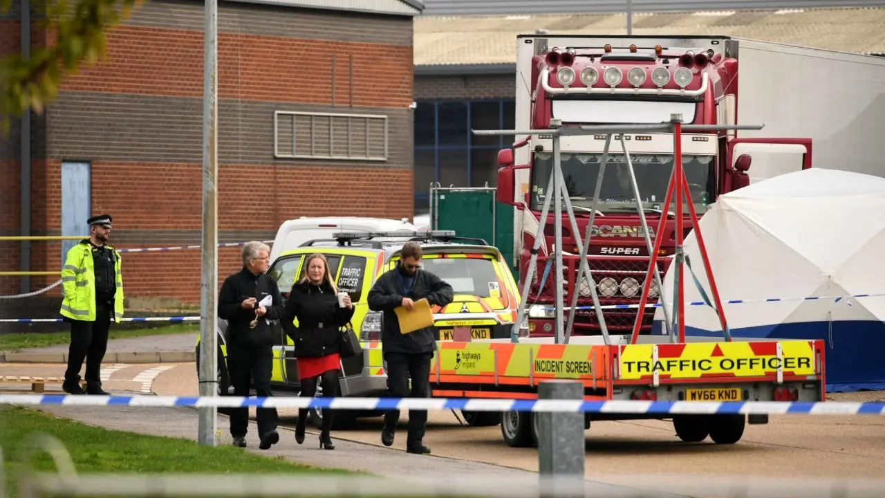 پلیس انگلیس در یک کامیون 39 جسد کشف کرد + ویدئو و تصاویر
