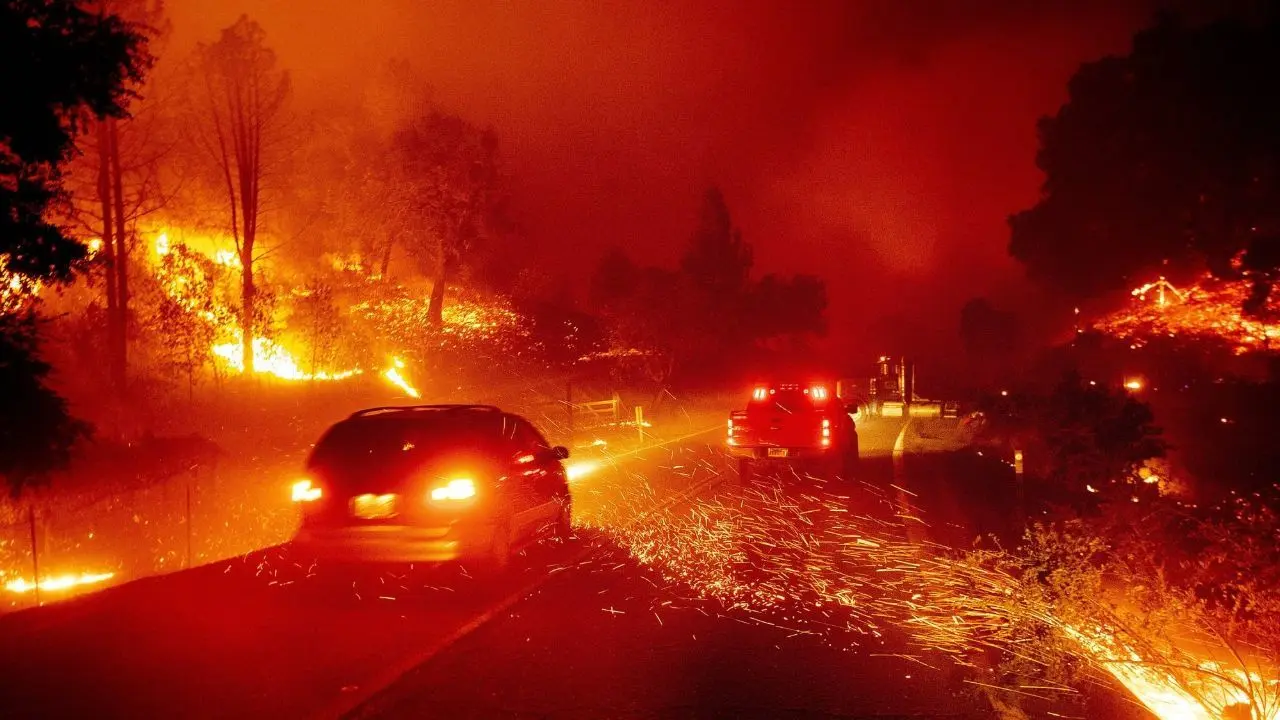 آتش‌سوزی‌ کالیفرنیا ده‌ها هزار نفر را ناچار به ترک خانه کرد + ویدئو