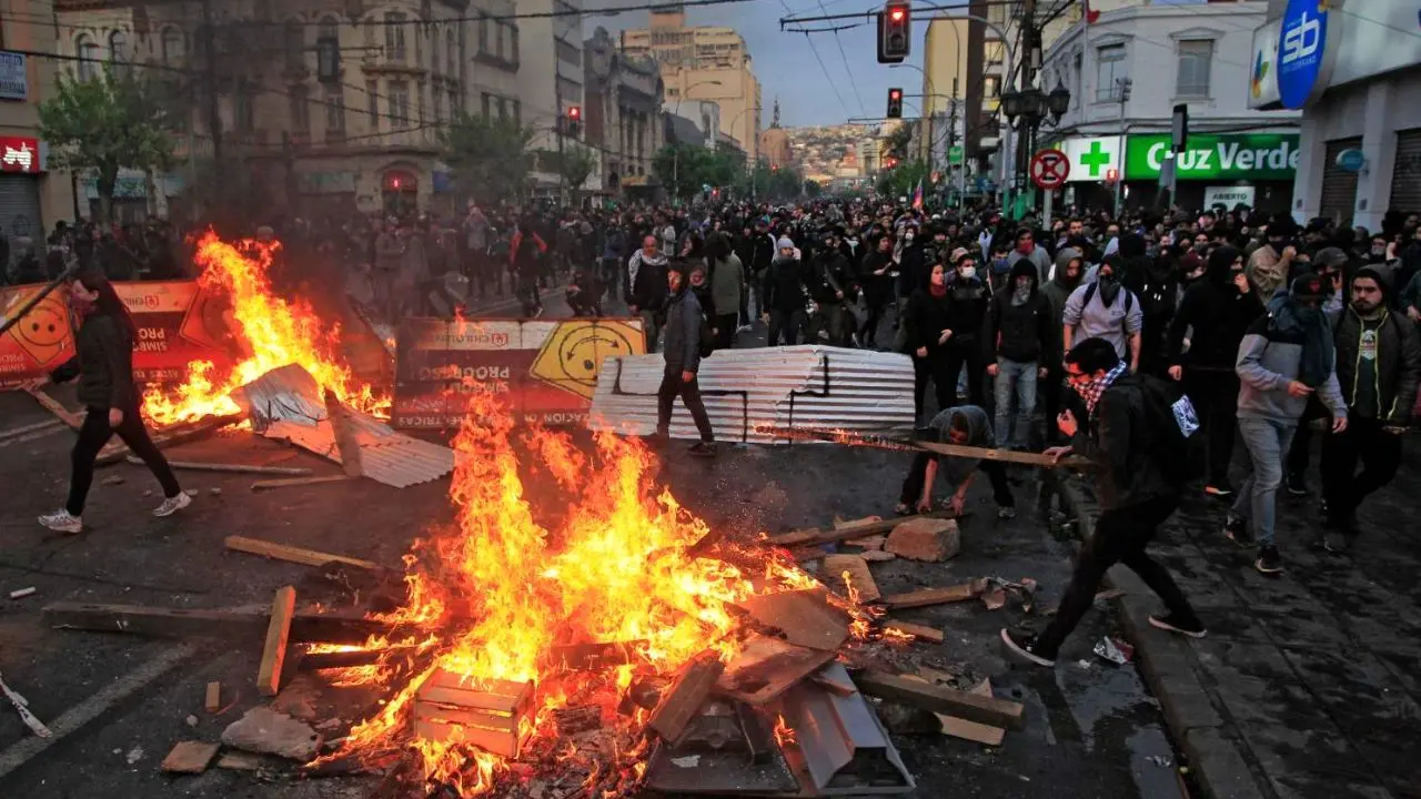 تظاهرات علیه رییس جمهور شیلی به دنبال برکناری اعضای کابینه