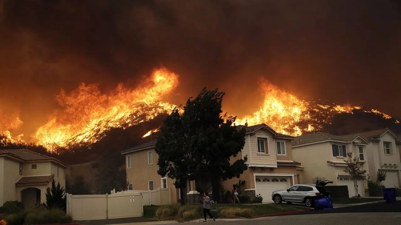 فرار یک خانواده با خودرو از آتش‌سوزی مهیب «کالیفرنیا» + ویدئو