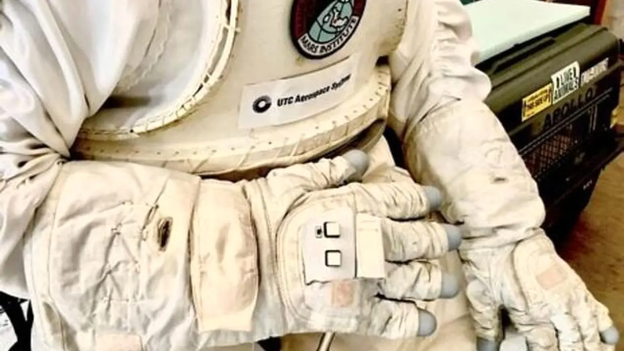 یک دستکش هوشمند برای فضانوردان تولید شد