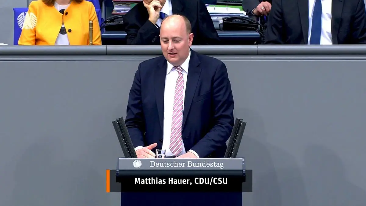 سیاستمدار آلمانی هنگام سخنرانی سکته کرد + ویدئو