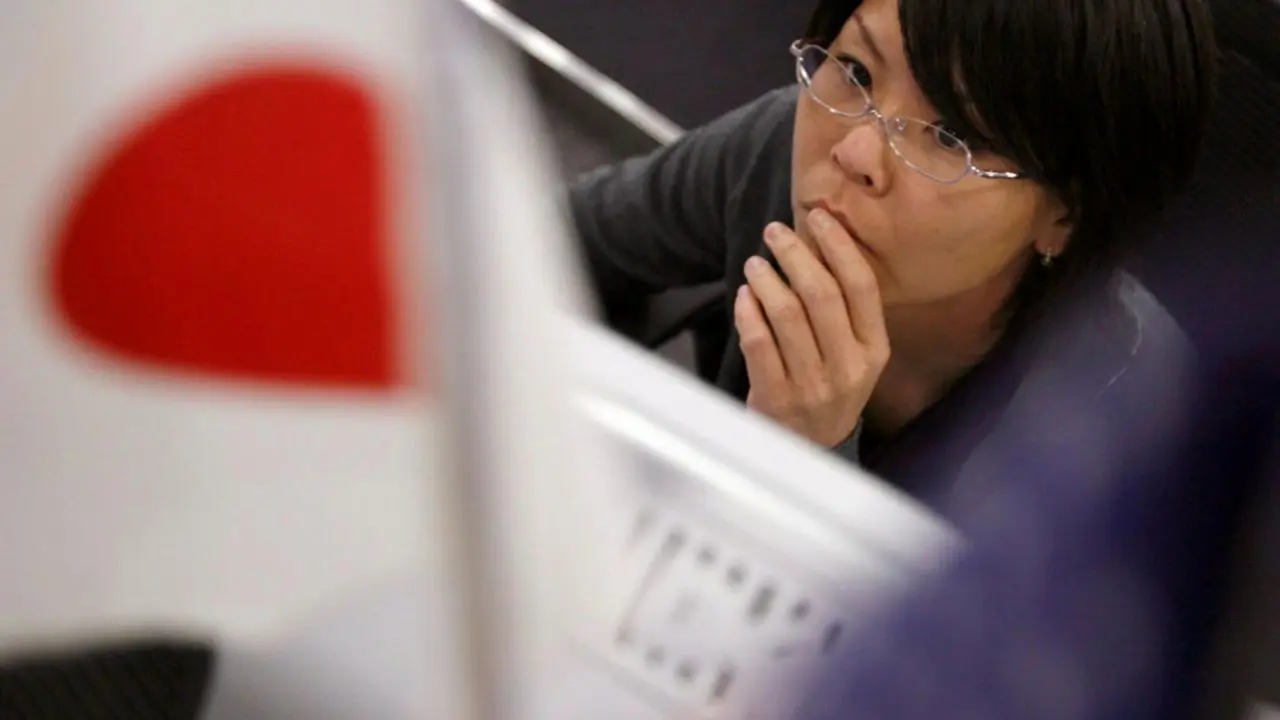 عینک زدن زنان ژاپنی در محل کار ممنوع شد