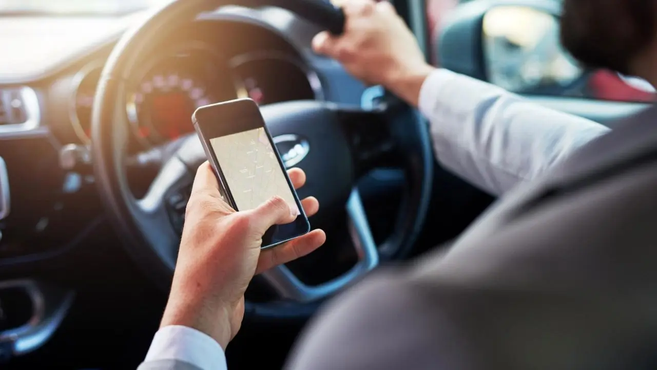 لمس تلفن‌ همراه حین رانندگی در انگلیس چقدر جریمه دارد؟