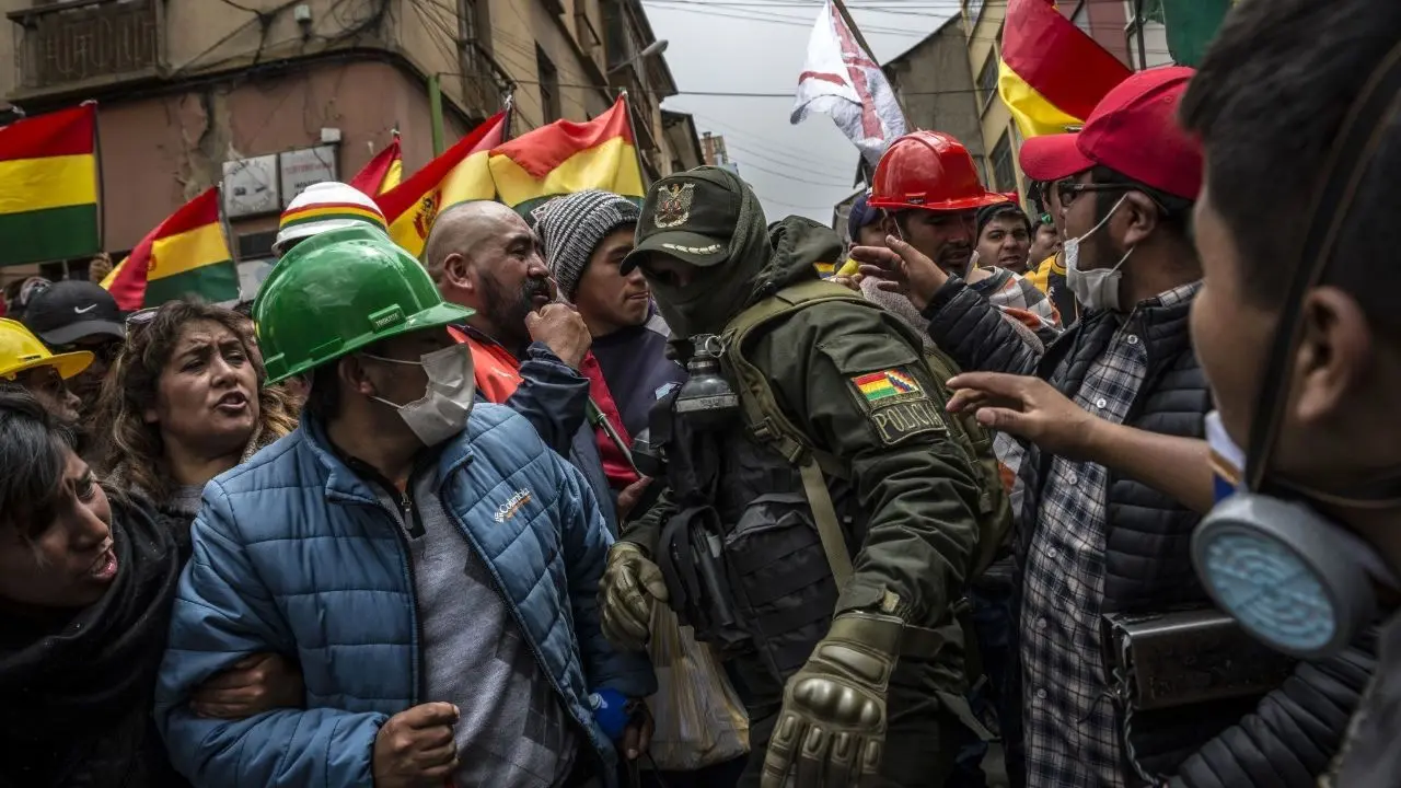 حمله معترضان به خانه رئیس‌جمهور مستعفی بولیوی + ویدئو