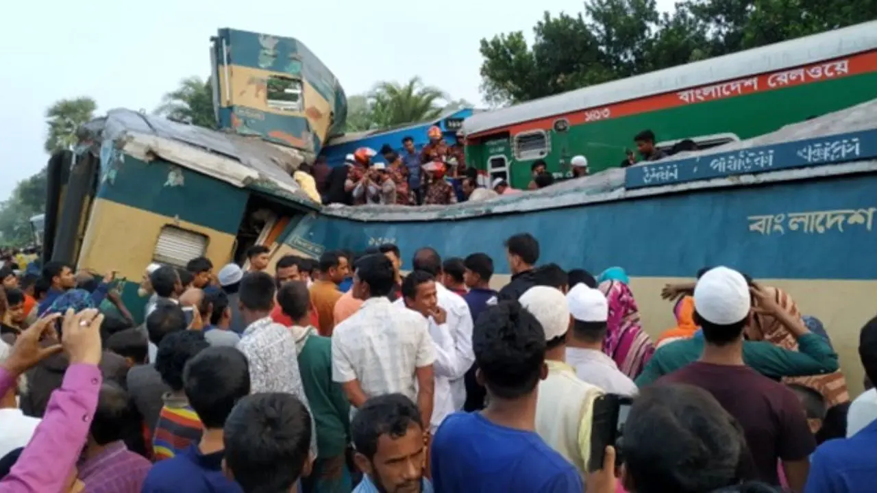 برخورد 2 قطار در بنگلادش، 15 کشته به‌جا گذاشت + ویدئو