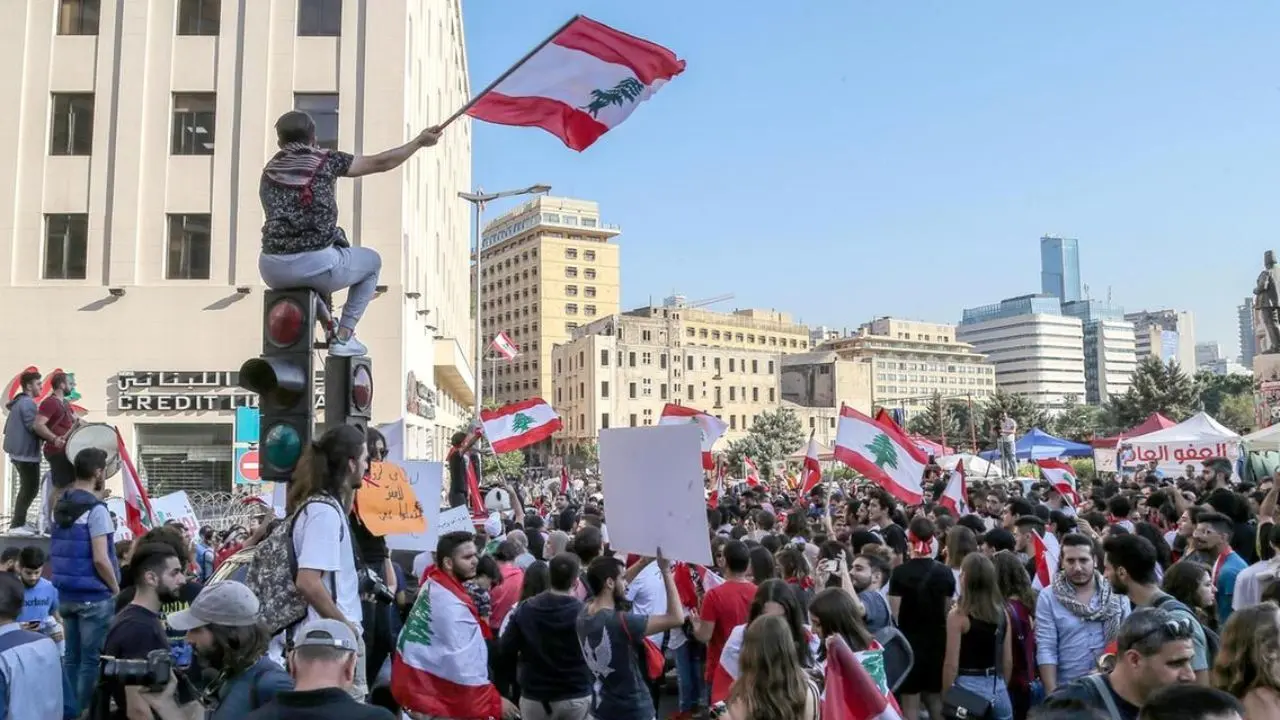تظاهرات‌کنندگان لبنانی در مسیر کاخ ریاست‌جمهوری تجمع کردند
