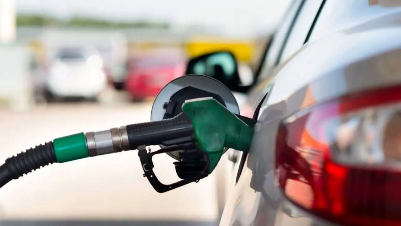 برای خودرو‌های دولتی، سهمیه‌ای در نظر نگرفتیم/ کاهش مصرف 6 تا 10 میلیون لیتری بنزین در سال آینده