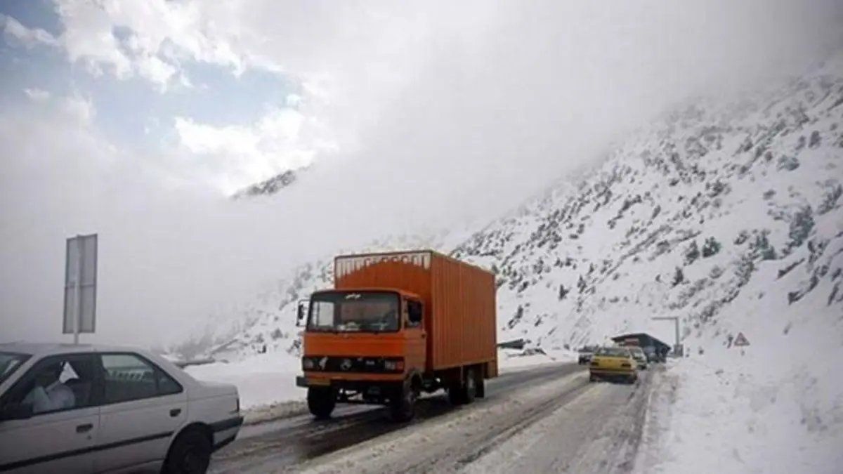 پلیس اجازه تردد خودروهای فاقد زنجیر چرخ در محورهای کوهستانی را نمی‌دهد