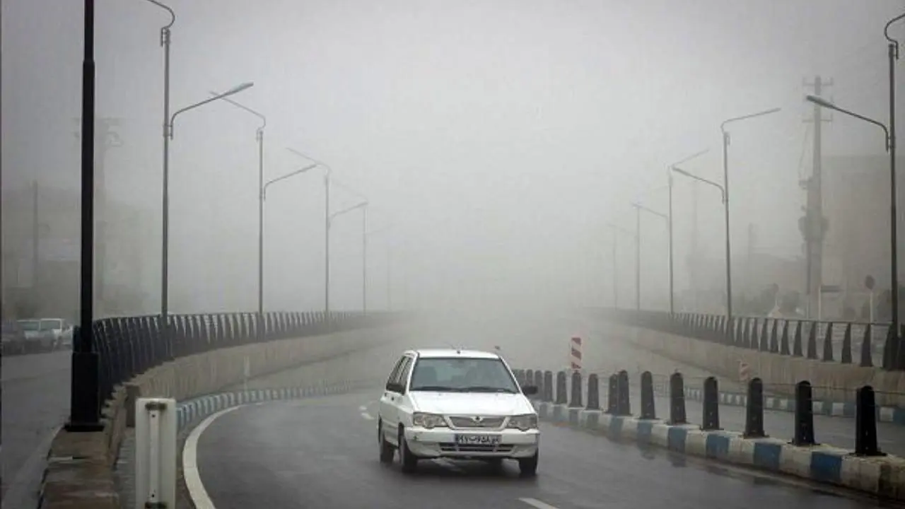 مه گرفتگی همراه با بارش باران در جاده‌های کشور