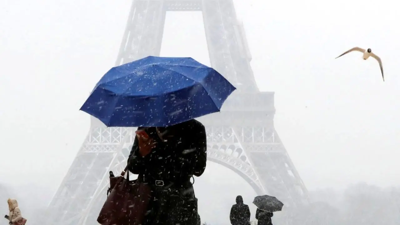 بارش برف در «فرانسه» برق 300 هزار خانه را قطع کرد