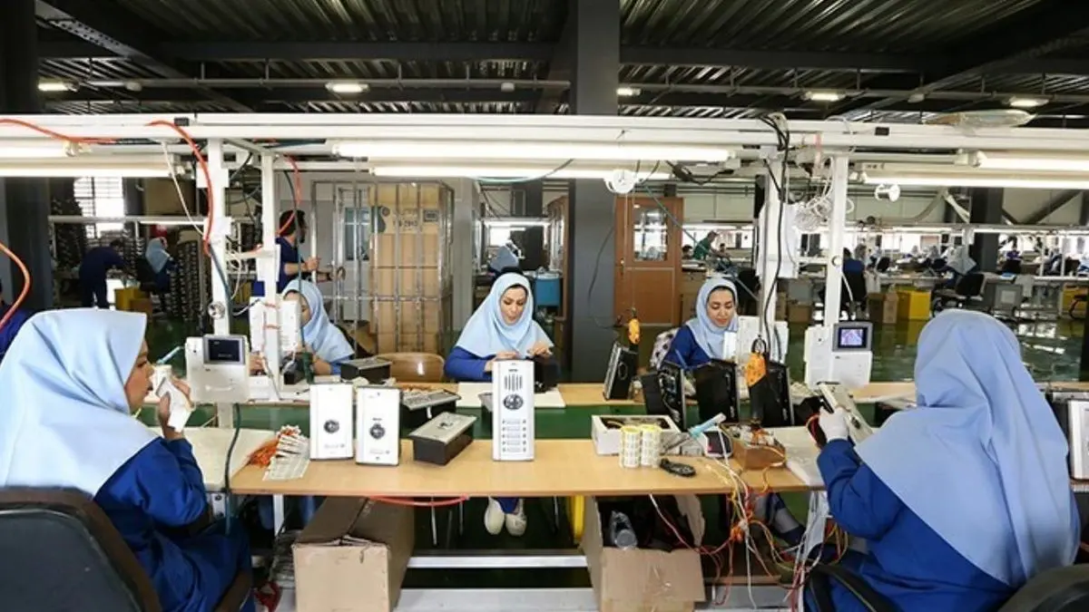 زنان در ایران 13 ساعت کمتر از مردان کار می‌کنند