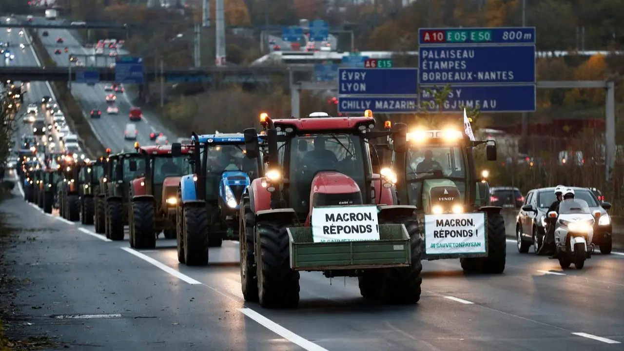 کشاورزان فرانسوی با تراکتور جاده‌ها را مسدود کردند