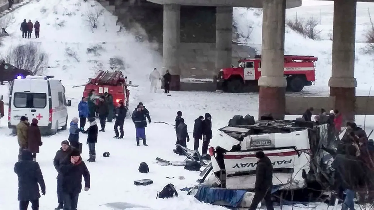 سقوط اتوبوس در رودخانه یخ‌زده 19 قربانی گرفت + ویدئو