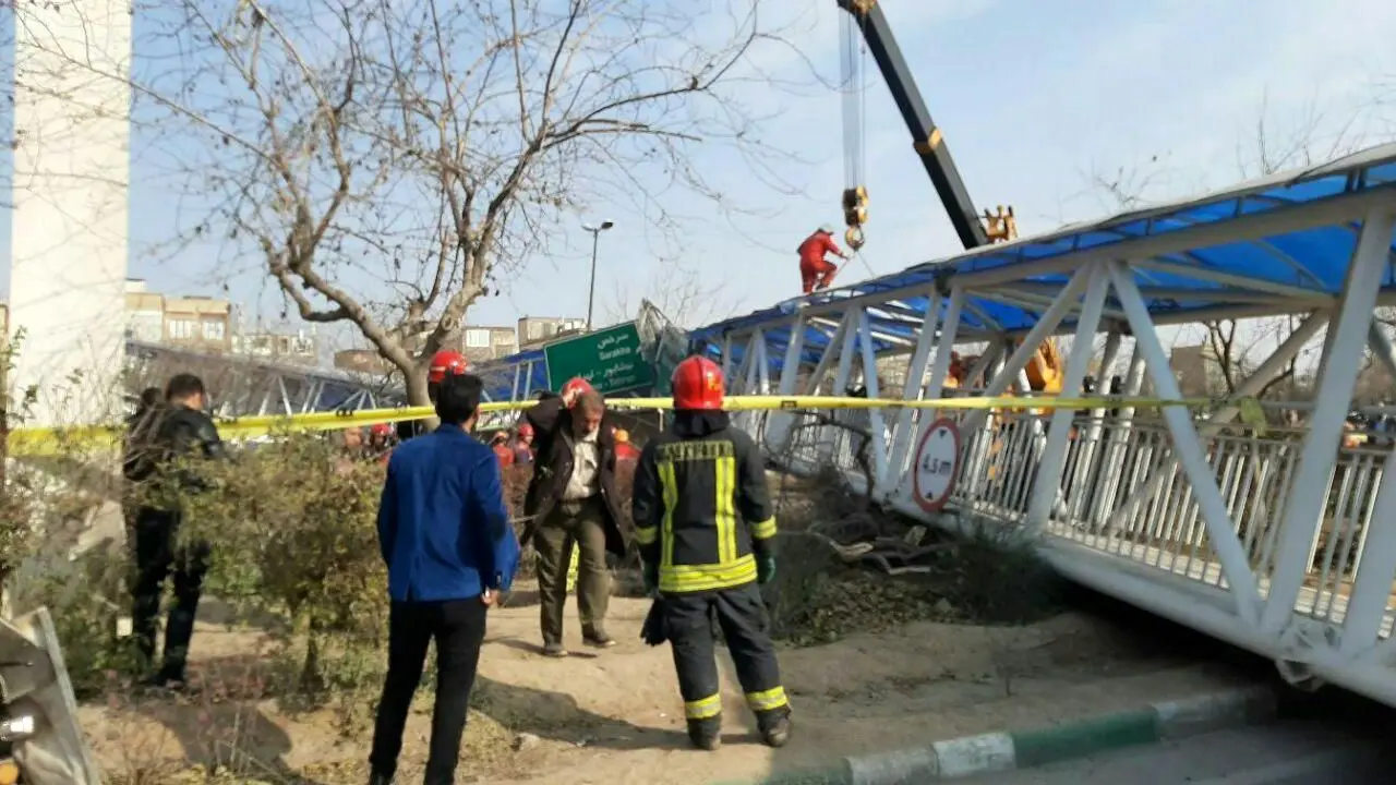 سقوط پل عابر پیاده در مشهد/ 7 نفر زخمی شدند