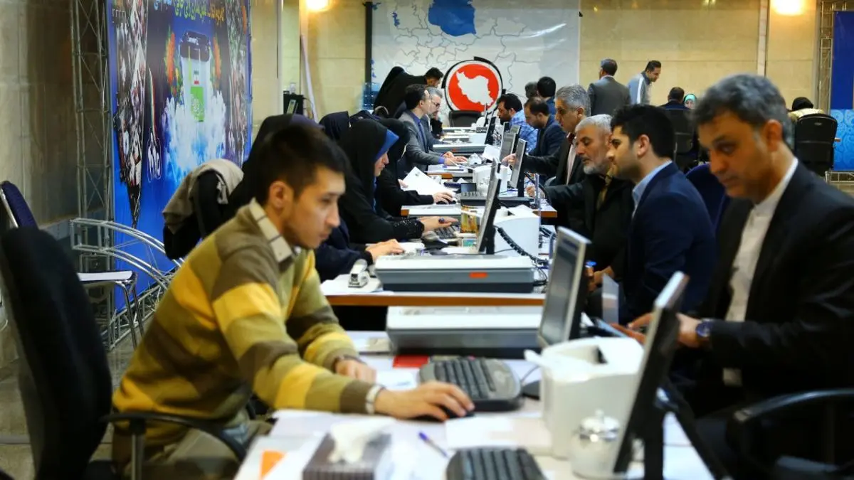 چه کسانی برای ثبت‌نام در روز پنجم به وزارت کشور آمدند؟/ حضور رقیب روحانی در انتخابات ریاست‌جمهوری برای ثبت‌نام انتخابات مجلس یازدهم