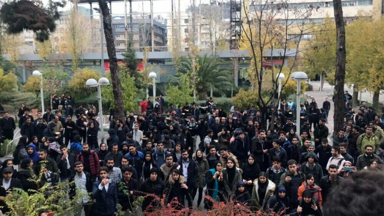تجمع شماری از دانشجویان دانشگاه امیرکبیر در روز 16 آذر