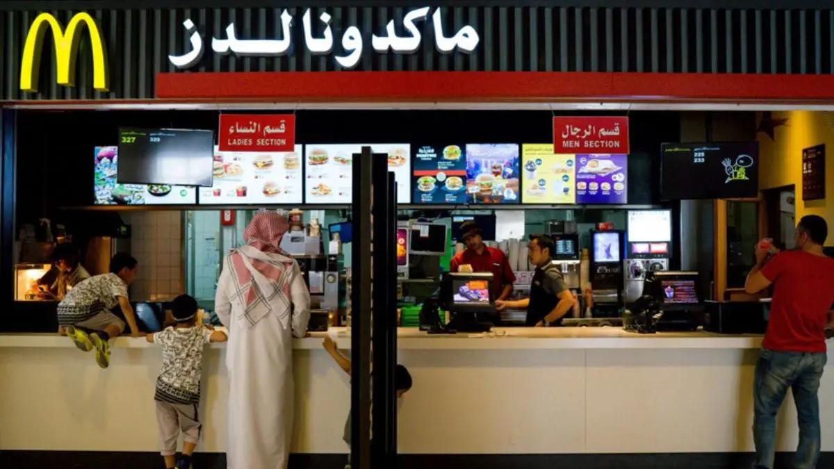 اجازه ورود زنان و مردان عربستانی از یک ورودی به رستوران‌ها صادر شد!