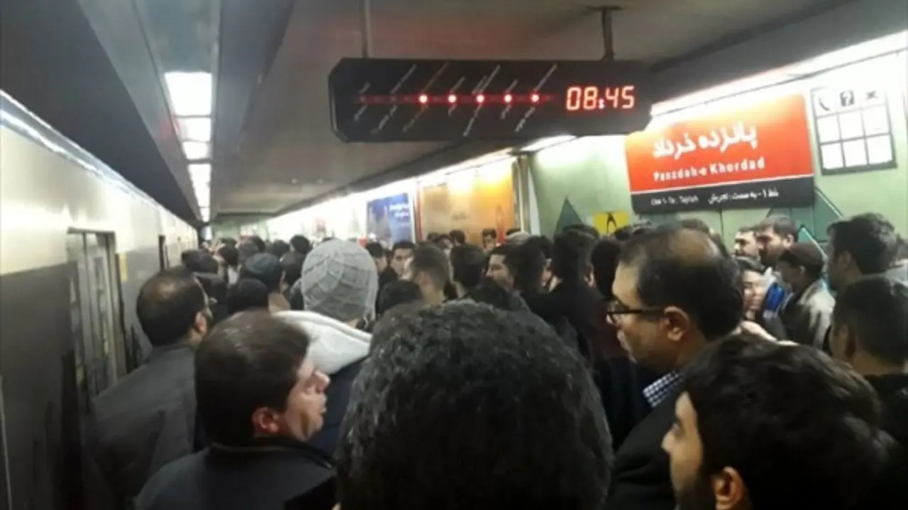اختلال در خط یک مترو و ازدحام عجیب در ایستگاه دروازه دولت + تصاویر