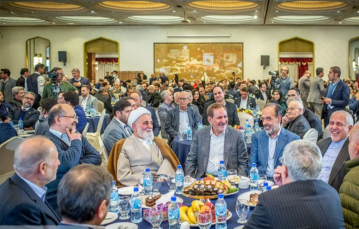 کیهان: رسانه‌های بزرگ انقلابی با حداقل امکانات ادامه حیات می‌دهند آنوقت روزنامه دنیای اقتصاد با ریخت‌وپاش کله‌گنده‌های سیاسی لیبرال را دور هم جمع می‌کند!