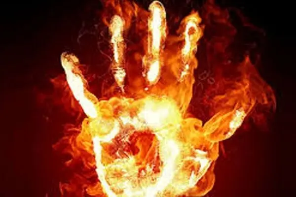 چرا استاندار خوزستان برای دلجویی از خانواده پسر اهوازی که خودسوزی کرد وارد عمل نمی‌شود؟