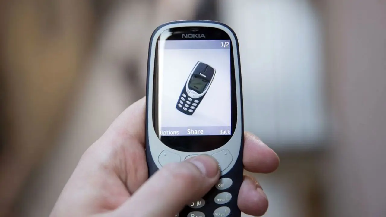 سرگردانی دارندگان تلفن‌های همراه غیرهوشمند در بانک‌ها
