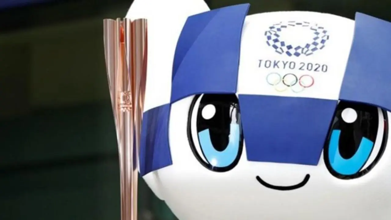 بازیکنان فوتبال بانوان ژاپن مشعل المپیک را حمل می‌کنند