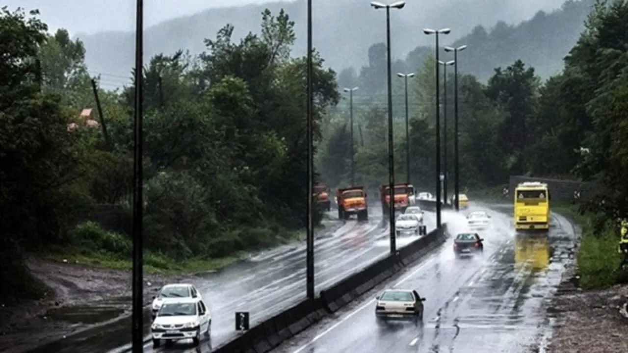 ترافیک نیمه‌سنگین در آزادراه کرج-تهران/ بارش باران در برخی محورهای استان سیستان و بلوچستان