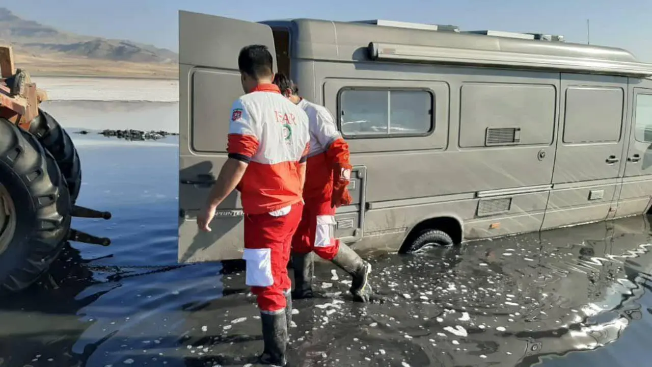 8 ساعت تلاش برای رهاسازی خودروی گردشگر فرانسوی از دریاچه ارومیه