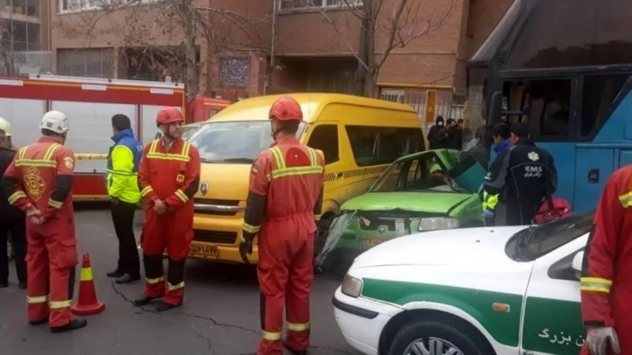 یک کشته و 3 مصدوم بر اثر تصادف اتوبوس با 7 خودرو در ولنجک