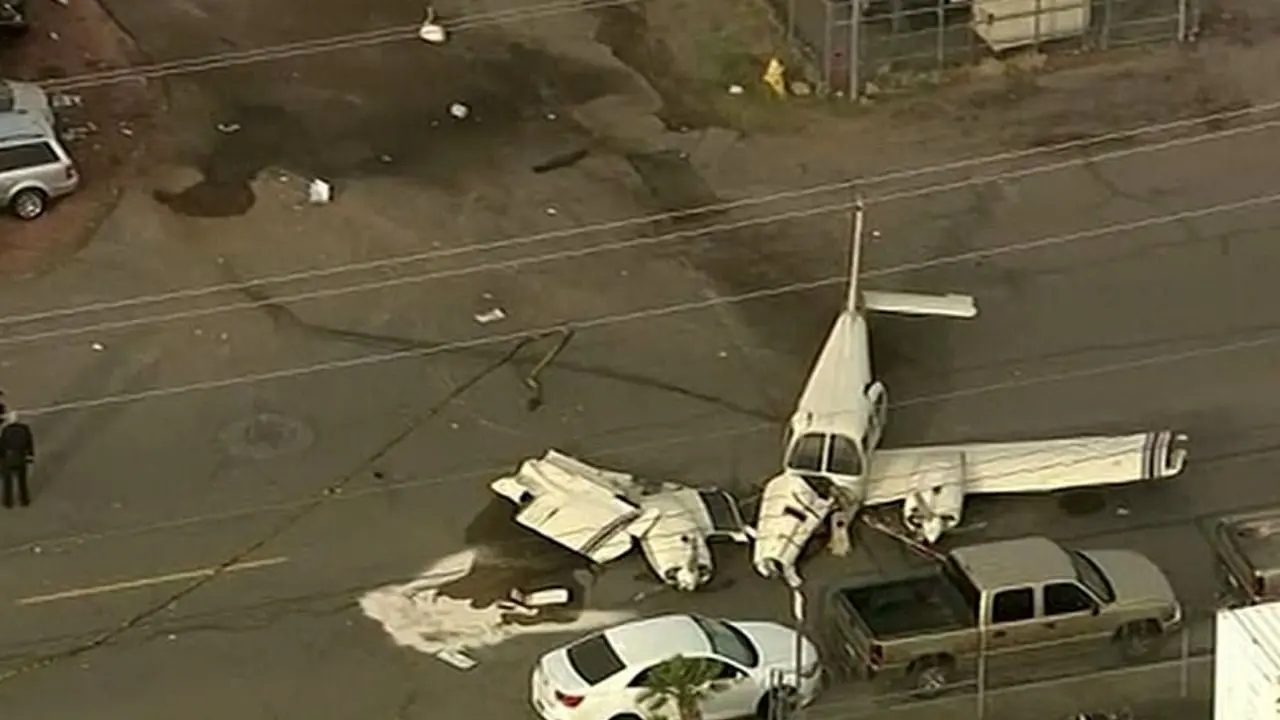 فرود ناموفق هواپیمای سانحه‌دیده در خیابان