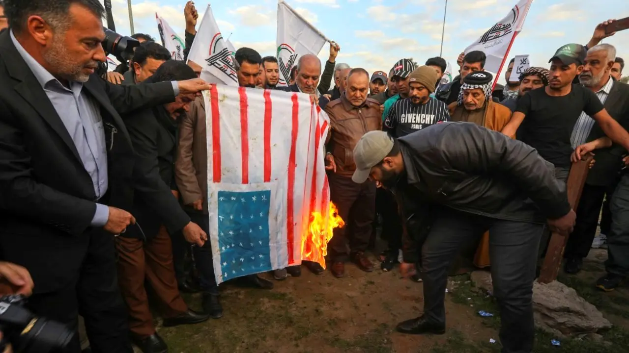 «آمریکا شیطان اکبر»؛ شعار تظاهرات‌کنندگان عراقی مقابل سفارت آمریکا + ویدئو
