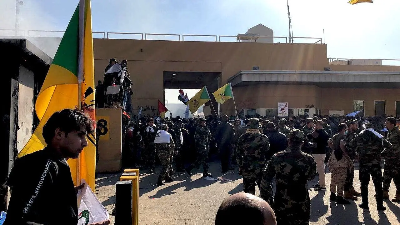 سفارت آمریکا در «بغداد» در حال تسخیر شدن است + ویدئو