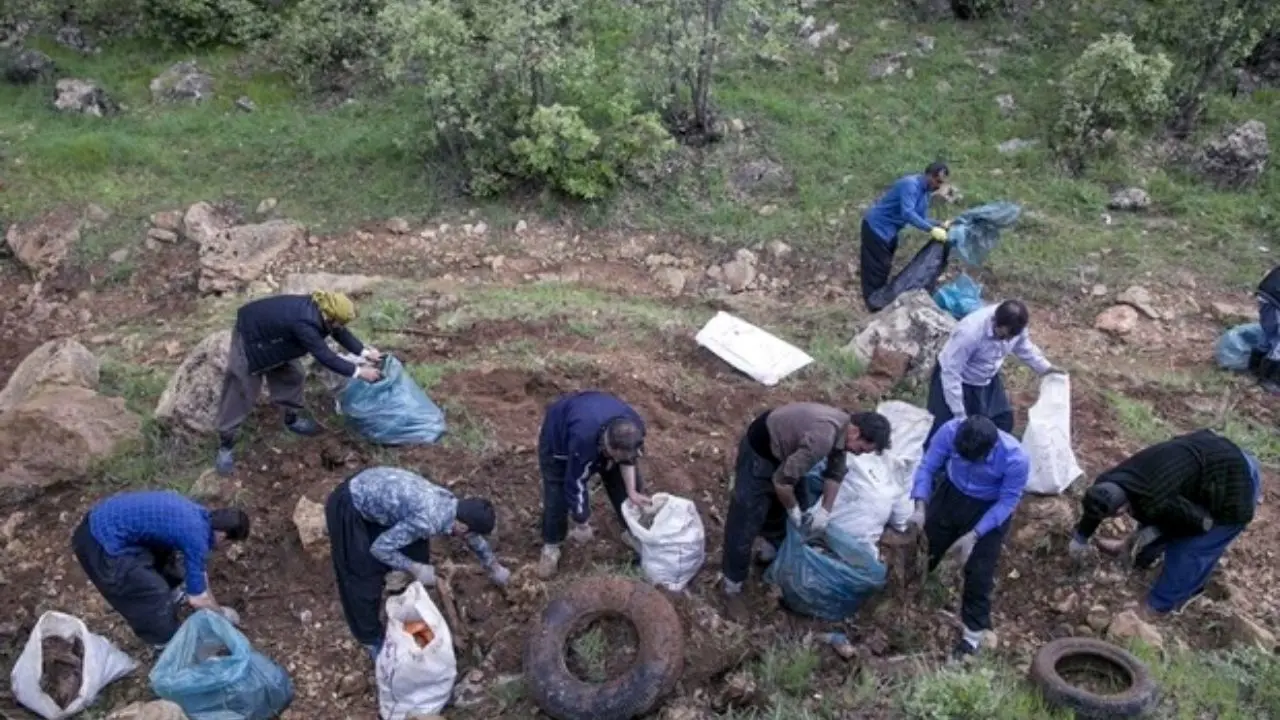 جمع آوری یک تن زباله از دره فرحزاد